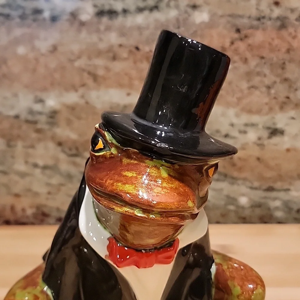 Vintage Ceramic Frog in Tuxedo and Top Hat Planter - Picture 5 of 6